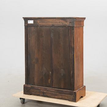 Vitrinskåp, Louis XV-stil, 1900-talets första hälft.