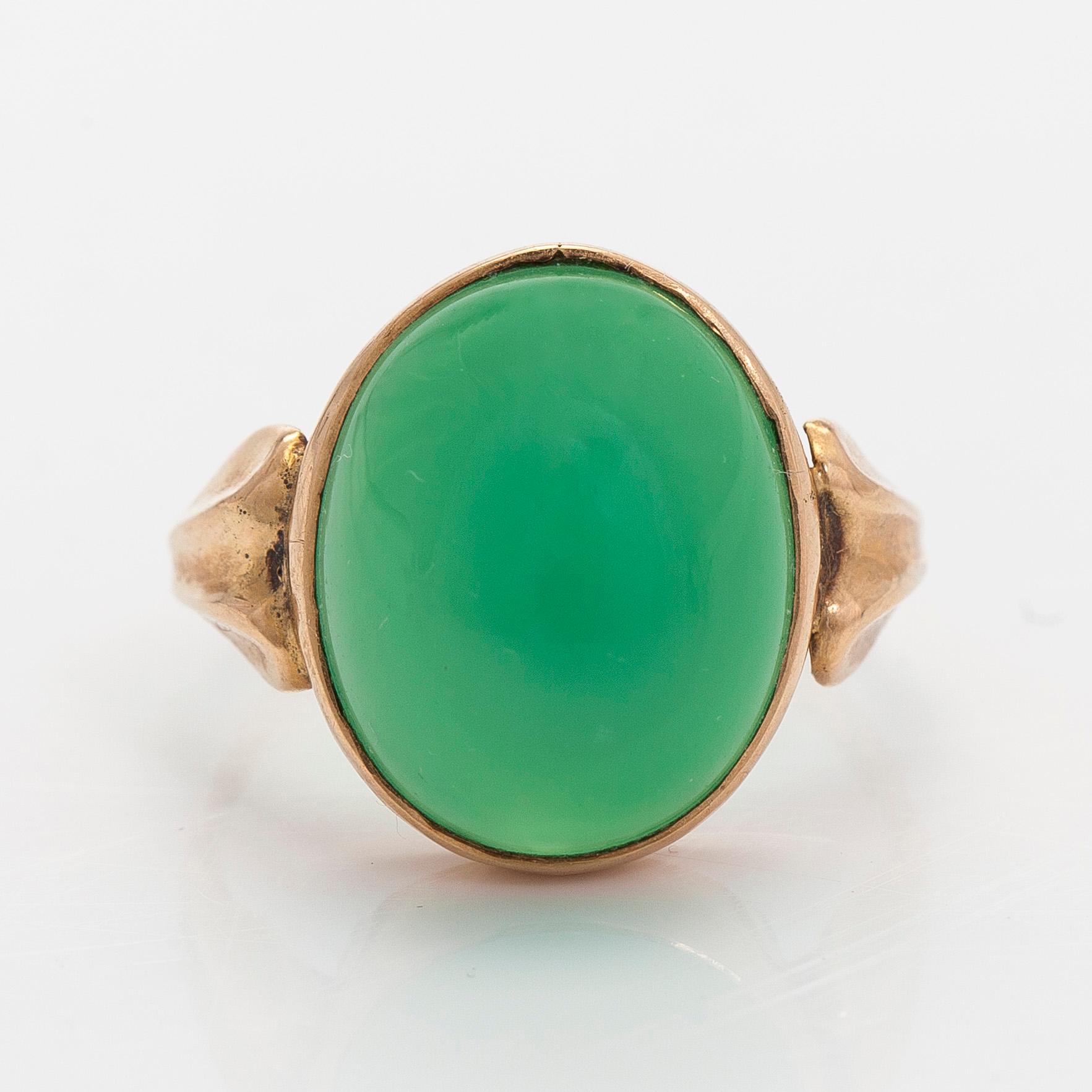 Ring, cabochonslipad krysopras, 14K guld. Niilo Hiltunen, Åbo 1958.