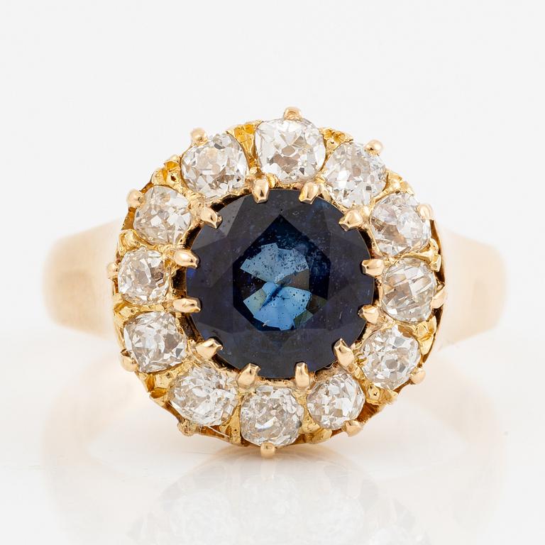 Ring carmosé, 18K guld med safir och gammalslipade diamanter.
