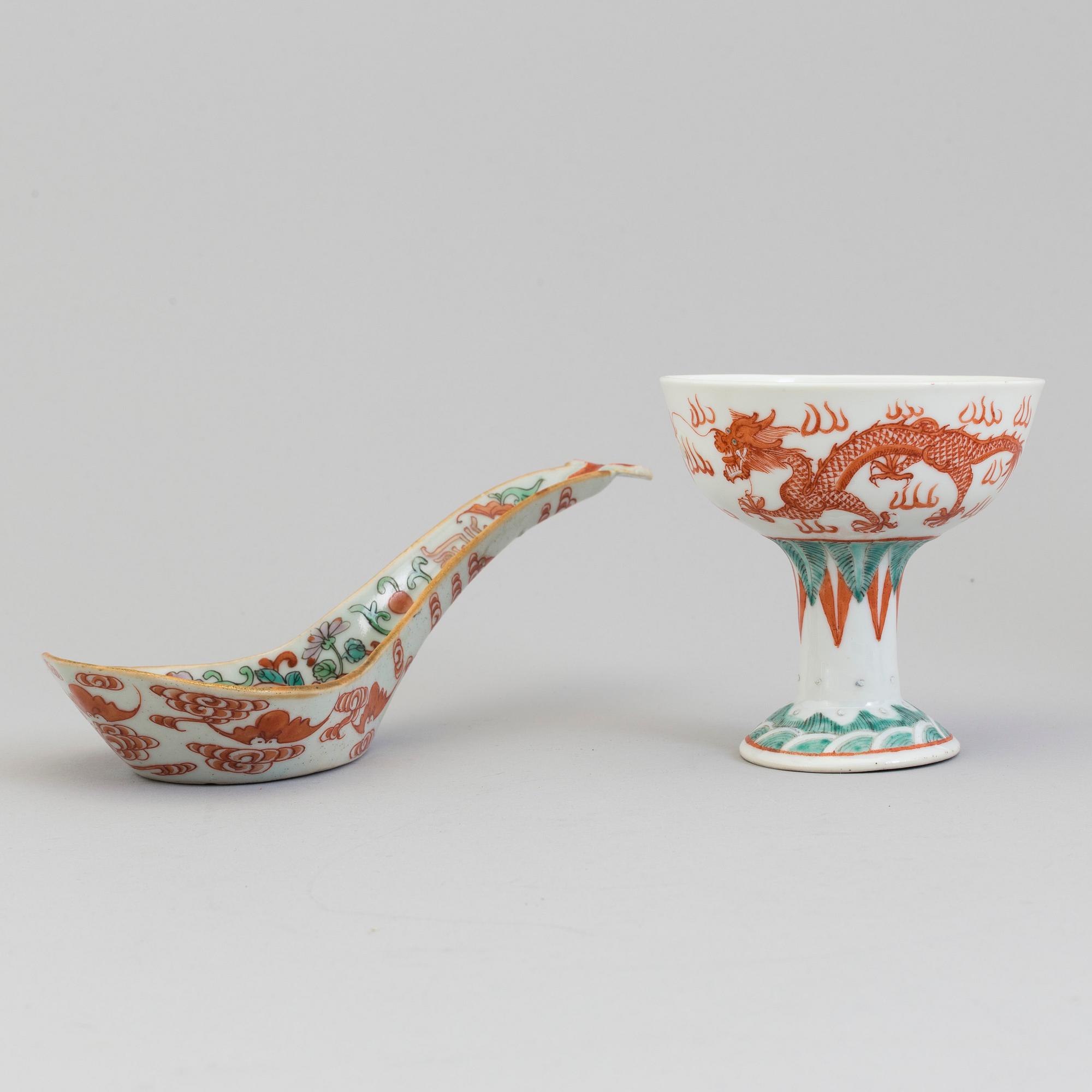 A large porcelain spoon and footed bowl, Qing dynasty, late 19th century.
