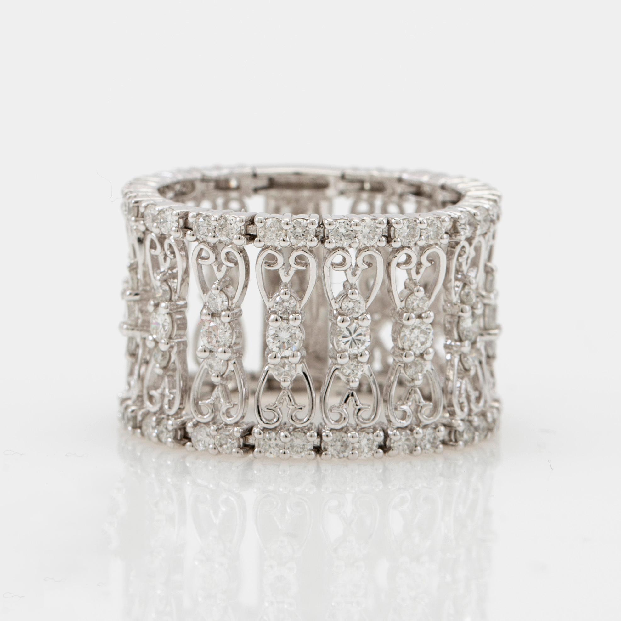 Ring, 18k white gold with brilliant-cut diamonds.