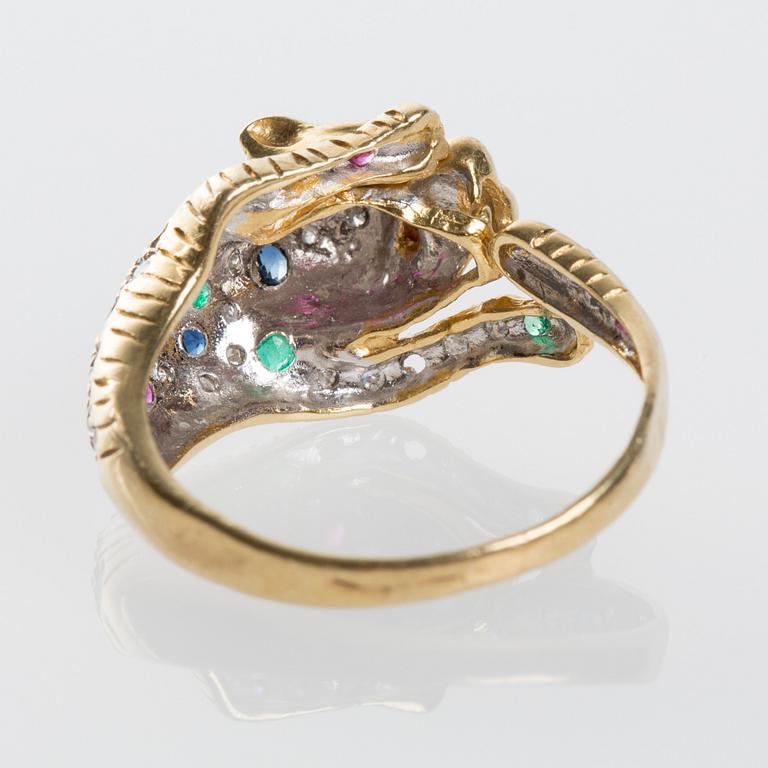 RING, 18K guld med diamanter, safirer samt smaragder.