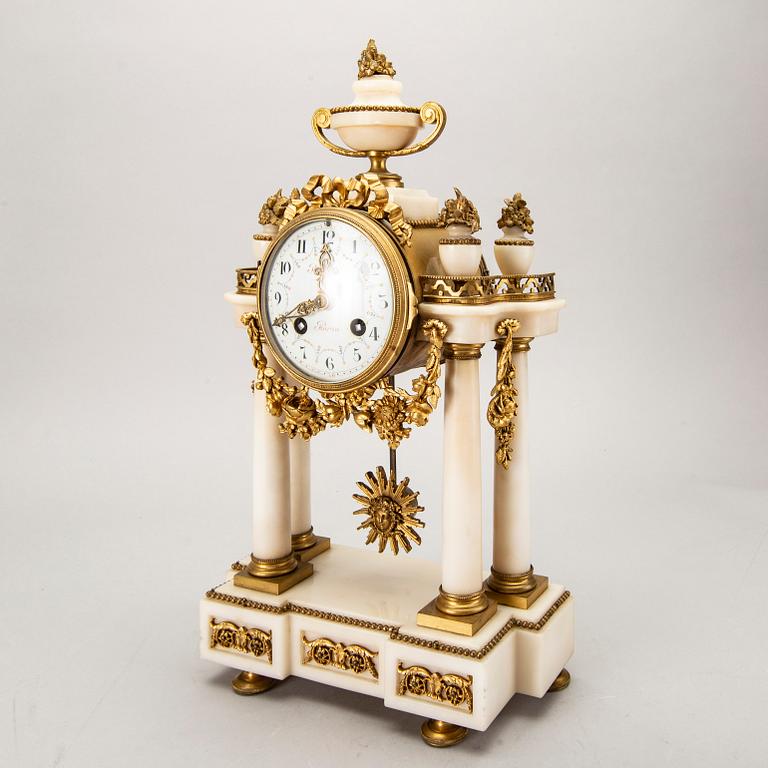 BORDSPENDYL, Planchon, Paris, Louis XVI-stil, omkring 1900.