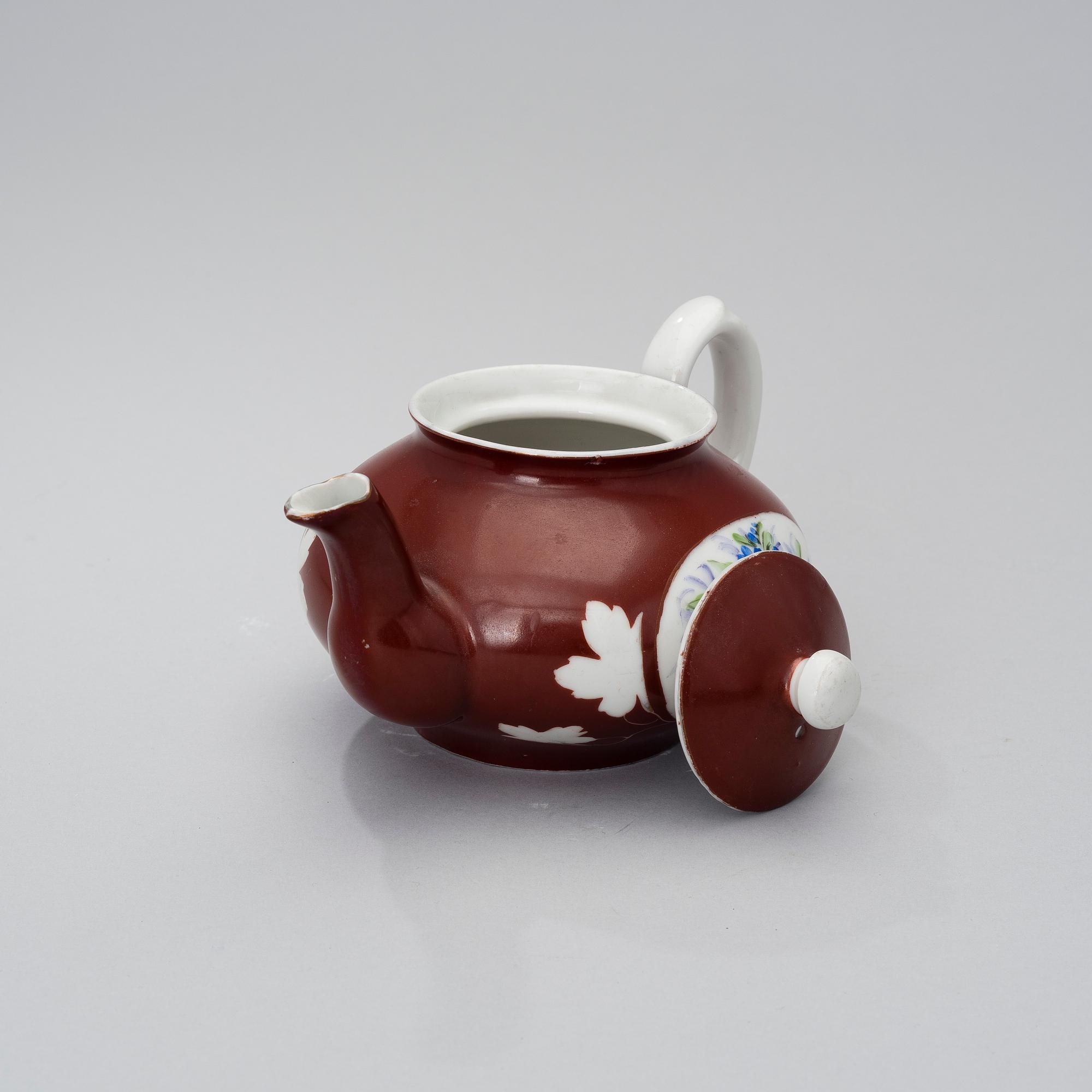 A 1920s porcelain teapot for Gardner, Sovjet Union.