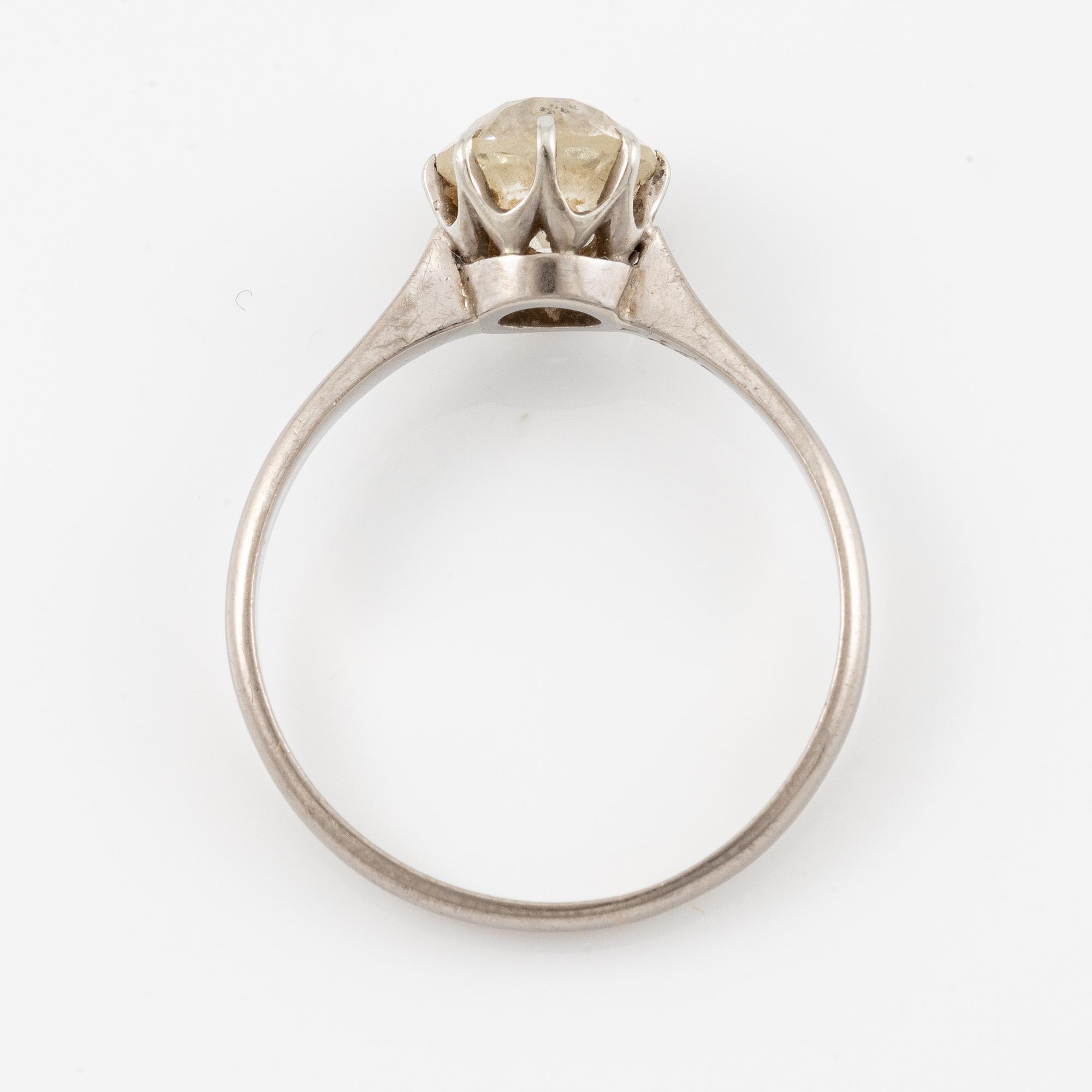 Ring 18K white gold with an old-cut diamond.