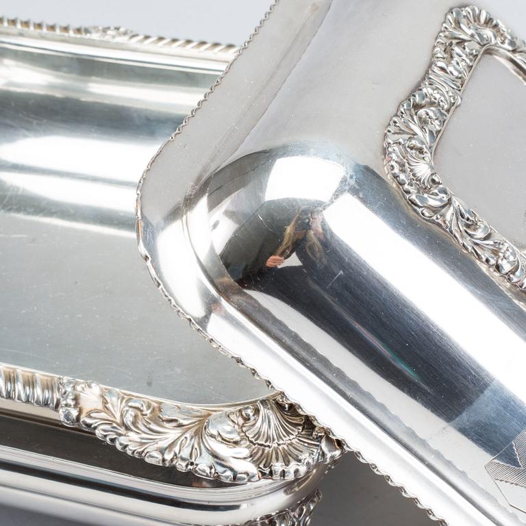 A plate serving dish with lid, probably England, 20th century.