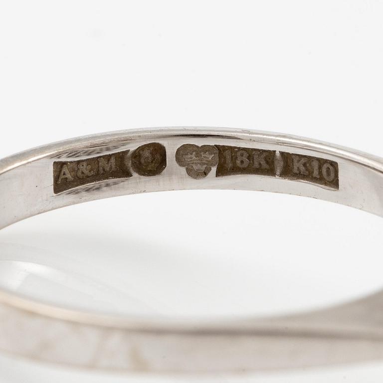 Ring, 18K white gold with a ruby and baguette- and round brilliant-cut diamonds.