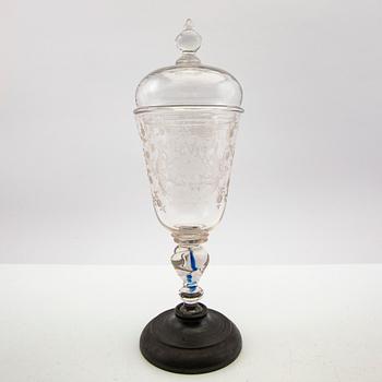 Cup with lid, glass, 18th century.