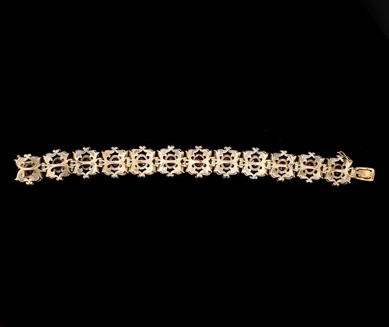 ARMSMYCKE samt RING, förgyllt silver, rubiner och polki diamanter. Vikt tot. 45 g.