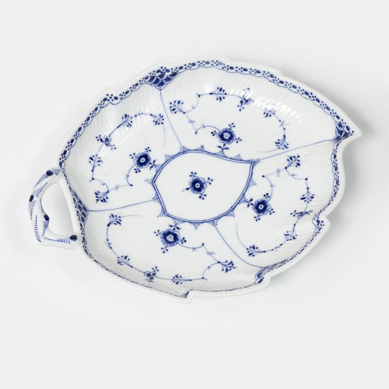 Royal Copenhagen, kaffeservis, 29 delar, porslin, "Musselmalet", mestadels helblonde, Danmark,