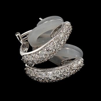 ÖRHÄNGEN, 18k vitguld med briljantslipade diamanter, totalt 1.88 ct. Vikt 6 g.