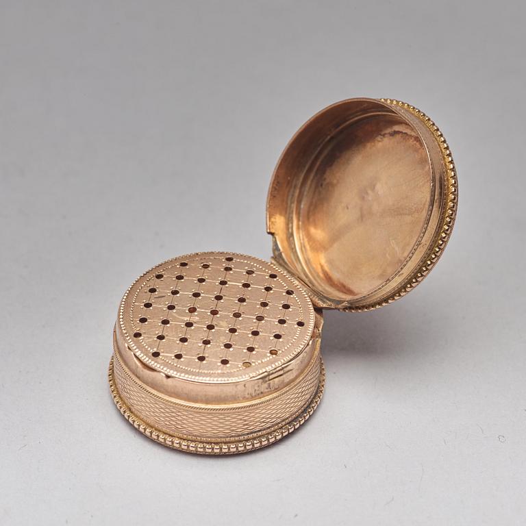 Three early 19th century gold pieces: Snuff-box, case with tooth-picker and button.