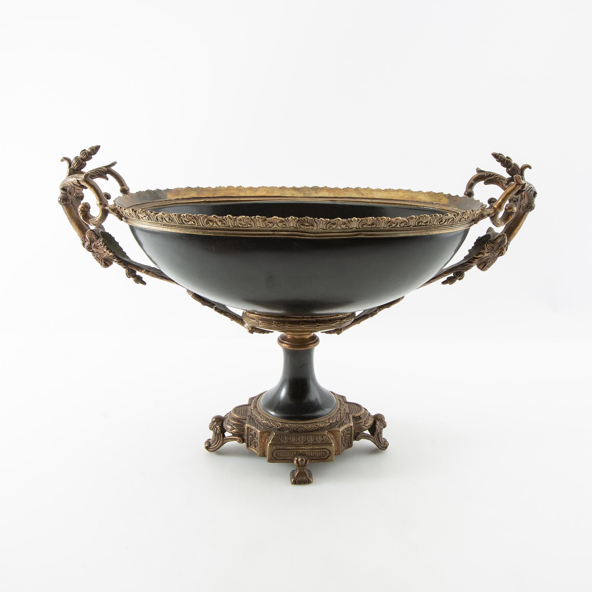 Bowl on foot Louis XVI style, first half of the 20th century.