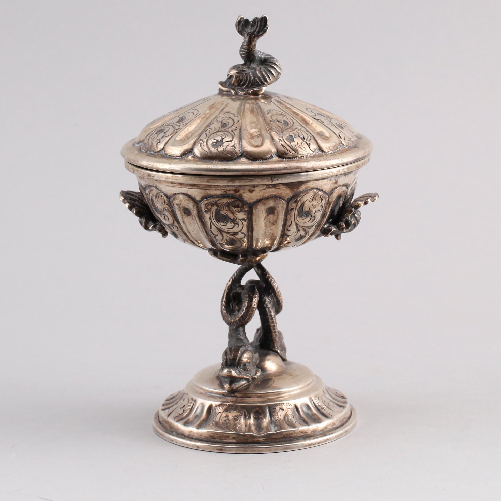 LOCKSKÅL, silver, svenska importstämplar, 1800-talets andra hälft. Vikt ca 301 gram.
