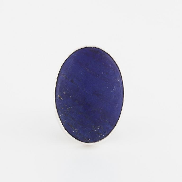 CECILIA JOHANSSON, Göteborg, 2001 a cabochon cut lapis lazuli ring.