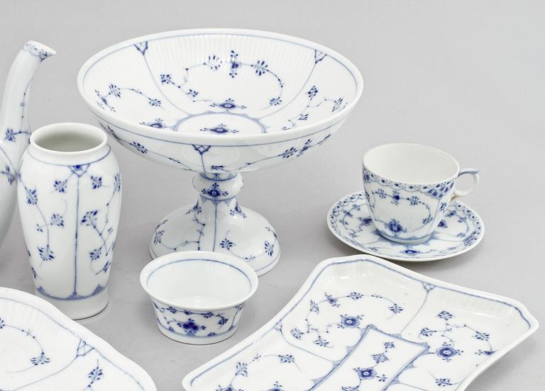 SERVISDELAR, 13 st, porslin "Musselmalet", Royal Copenhagen samt Bing & Gröndahl, Danmark, 1900-talets andra hälft.