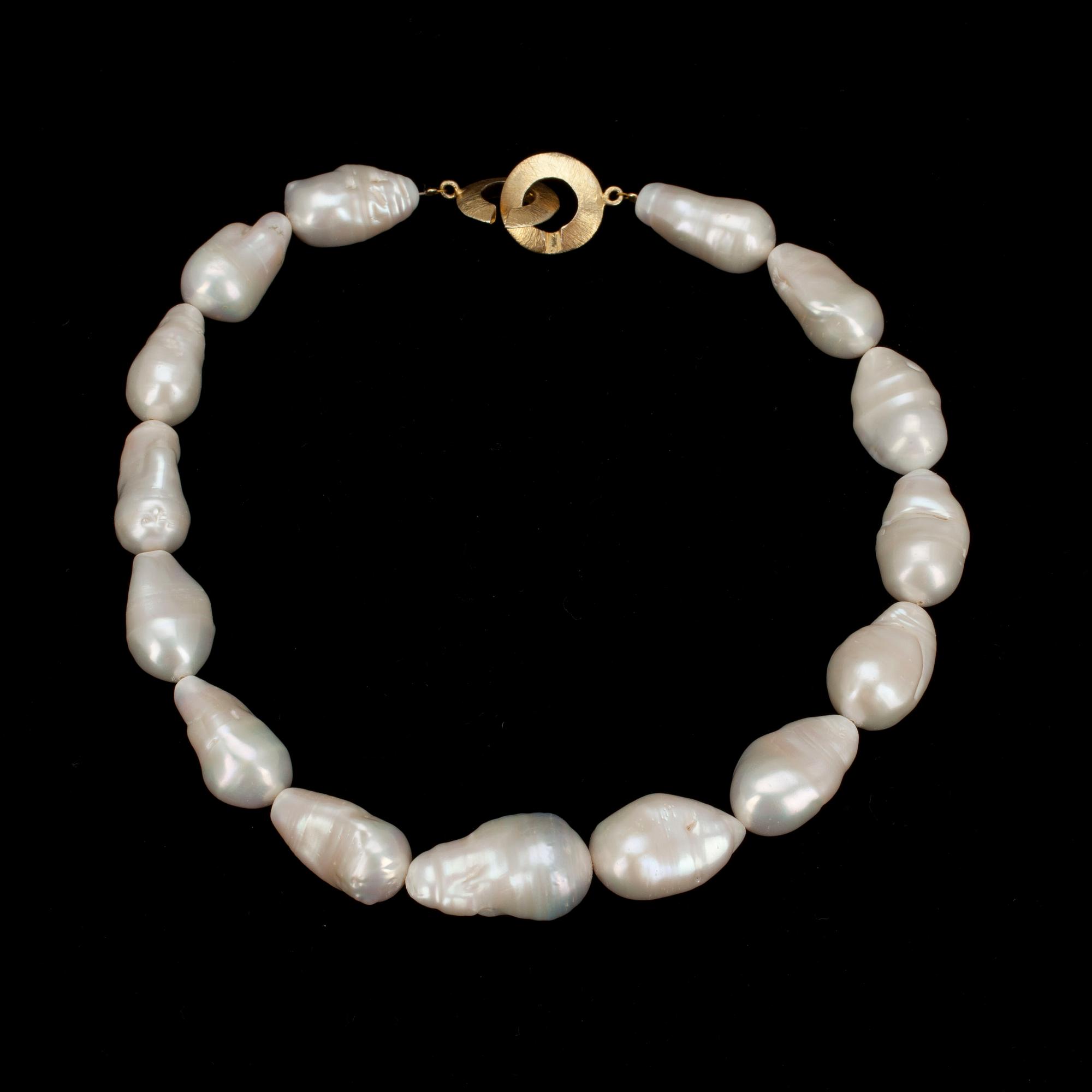 PÄRLCOLLIER, barocka sötvattenspärlor. Låset förgyllt silver. 1900-talets slut.