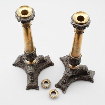 LJUSSTAKAR, 1 par, mässing och patinerad metall, senempire, 1800-talets mitt.