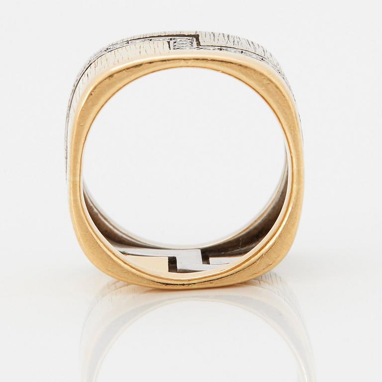Ring 18K guld med runda briljantslipade diamanter.