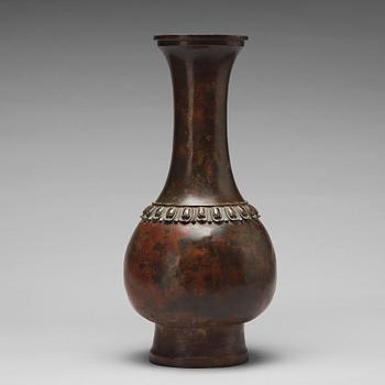 650. A bronze vase, Qing dynasty, Kangxi (1662-1722).