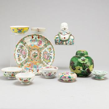 11 famille rose porcelain objects, Qing dynasty, 18th century and later.