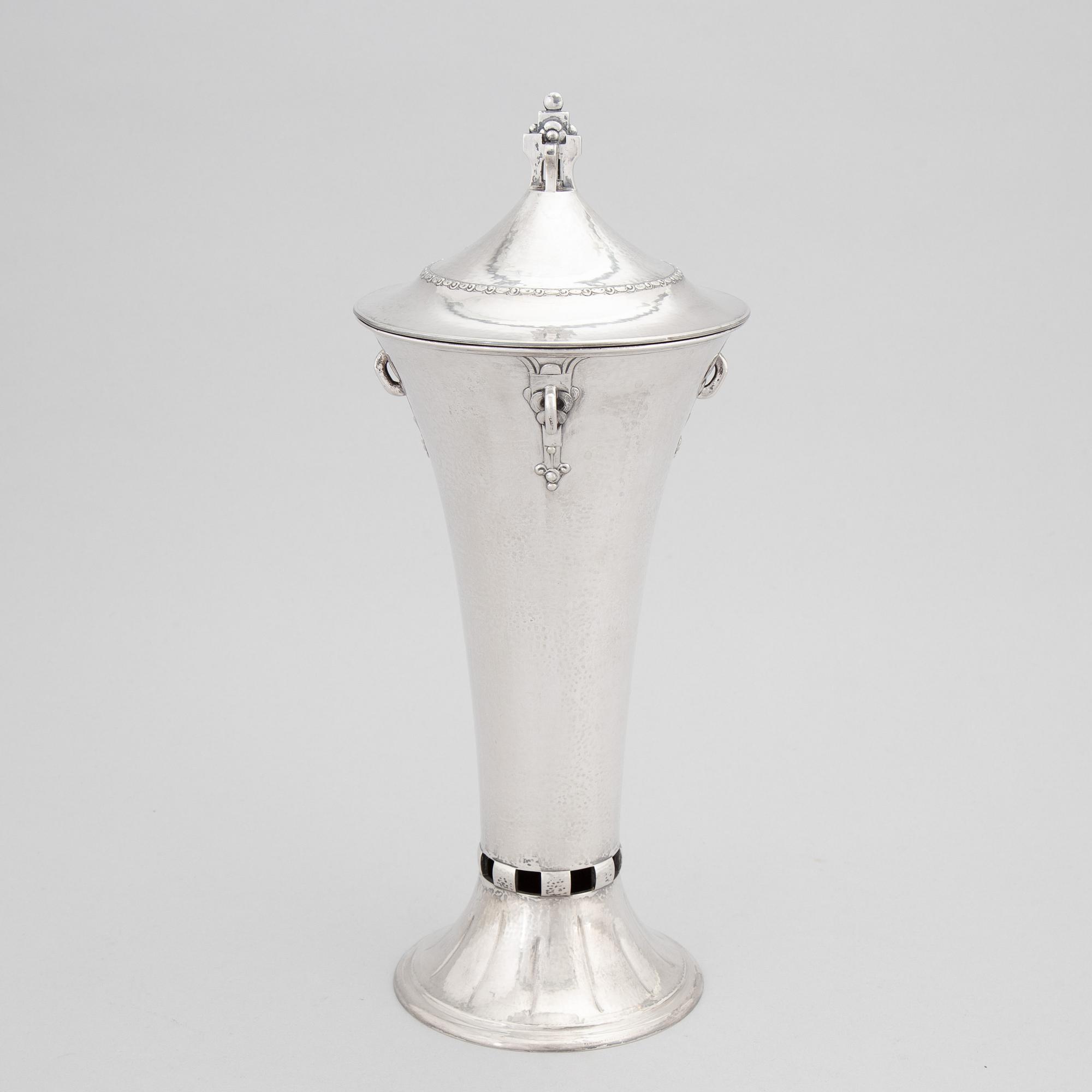 Pokal med lock, silver, 1900-tal, stämplad EM O Möller.