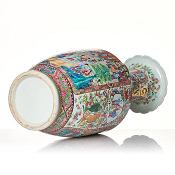 A large Canton famille rose vase, Qing dynasty, 19th Century.