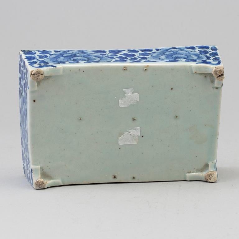 A blue and white flower pot, late Qing dynasty.