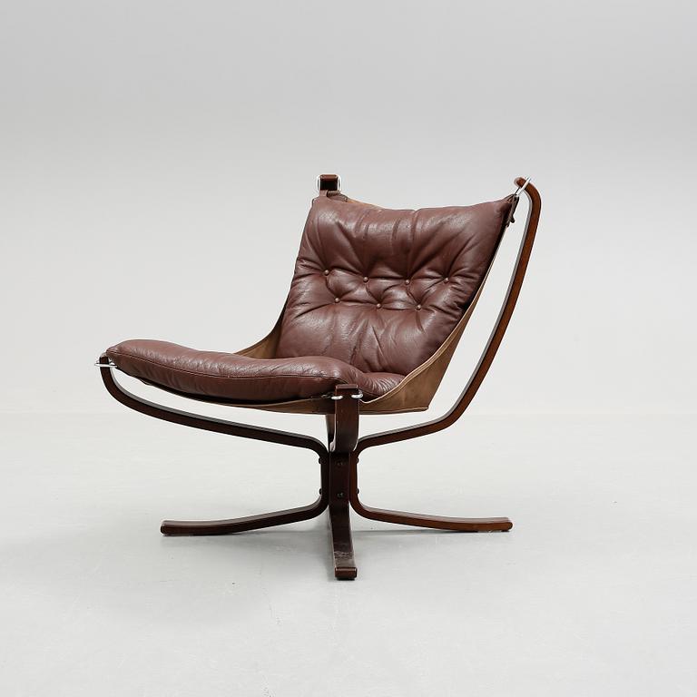 FÅTÖLJ och BORD, "Falcon chair", Sigurd Russel, Vatne möbler, Norge, 1970-tal.