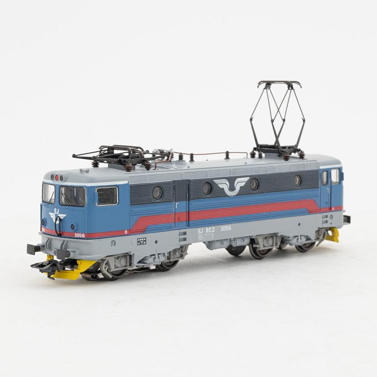 Märklin, Ellok och vagnset med 4 personvagnar, spår H0, i kartong.