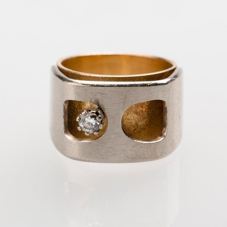 RING, 18 K guld samt vitguld med briljantslipad diamant, ca 0.10 ct. Elon Arenhill, Malmö, 1976. Vikt ca 11 g.