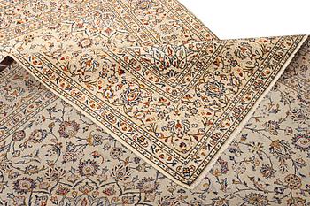 A Kashan carpet, a. 300 x 198 cm.