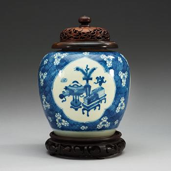 A blue and white jar, Qing dynasty, Kangxi (1662-1722).