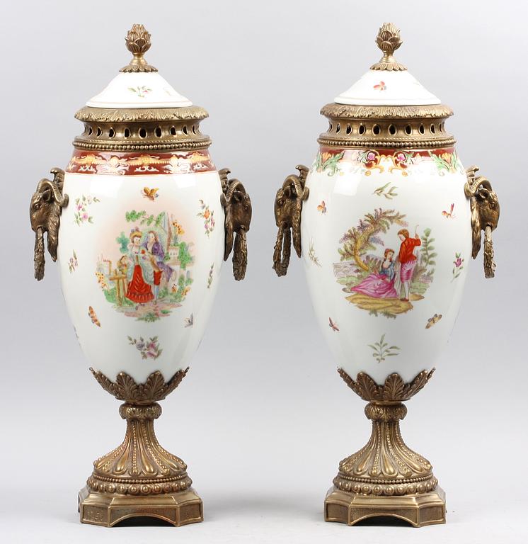 URNOR MED LOCK, 2 st snarlika, porslin.