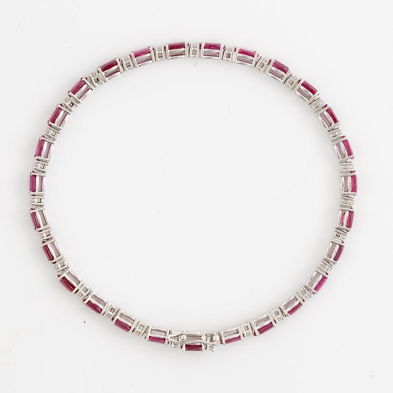 Bracelet 18K white gold with rubies and brilliant-cut diamonds.