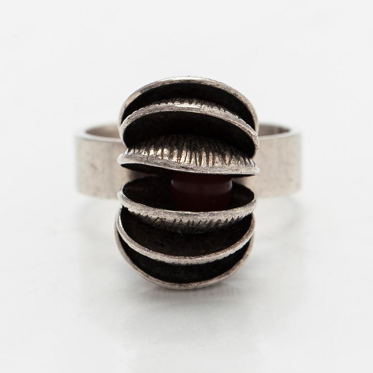 Elis Kauppi, sormus, karneoli, hopea, Kupittaan Kulta, Turku, 1970.