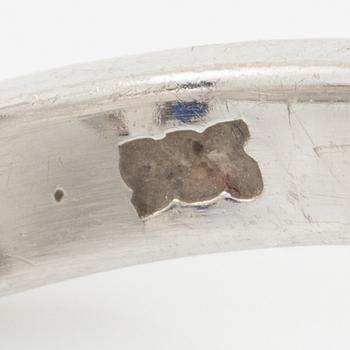 Ring 14K vitguld med navetteslipade safirer, rubiner och briljantslipade diamanter.