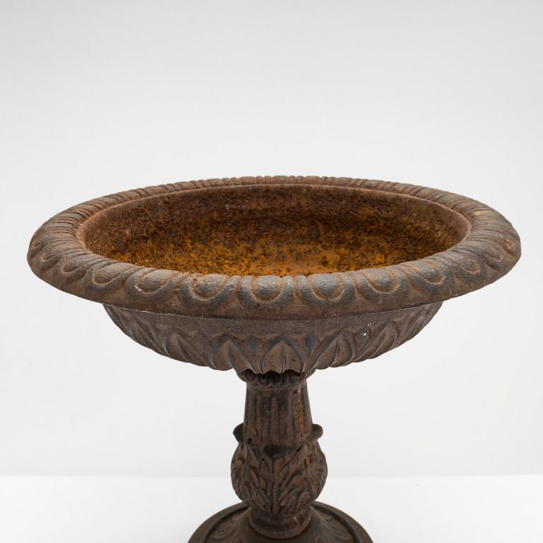 A cast iron bird bath 19th/20th century.