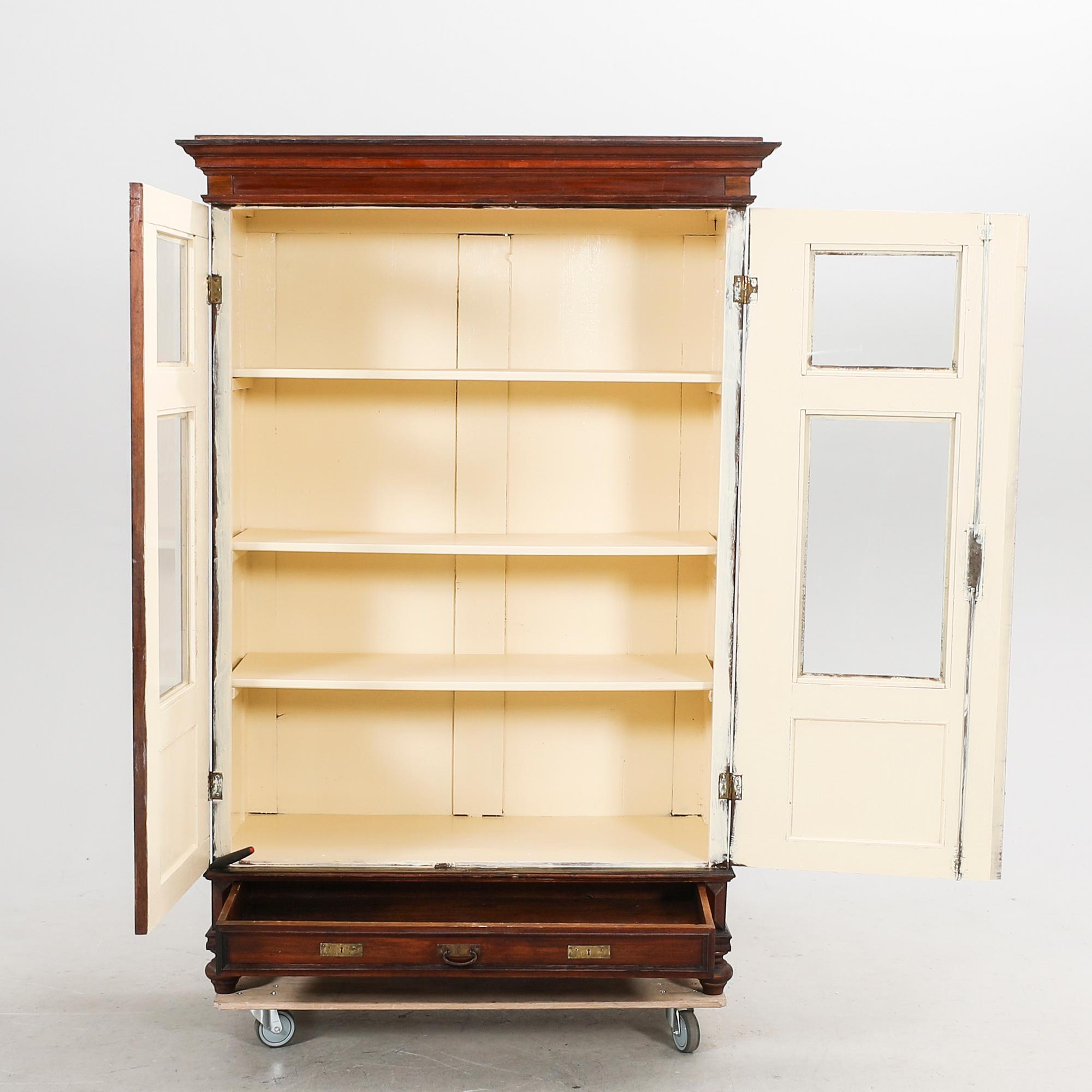 Vitrinskåp omkring 1900.