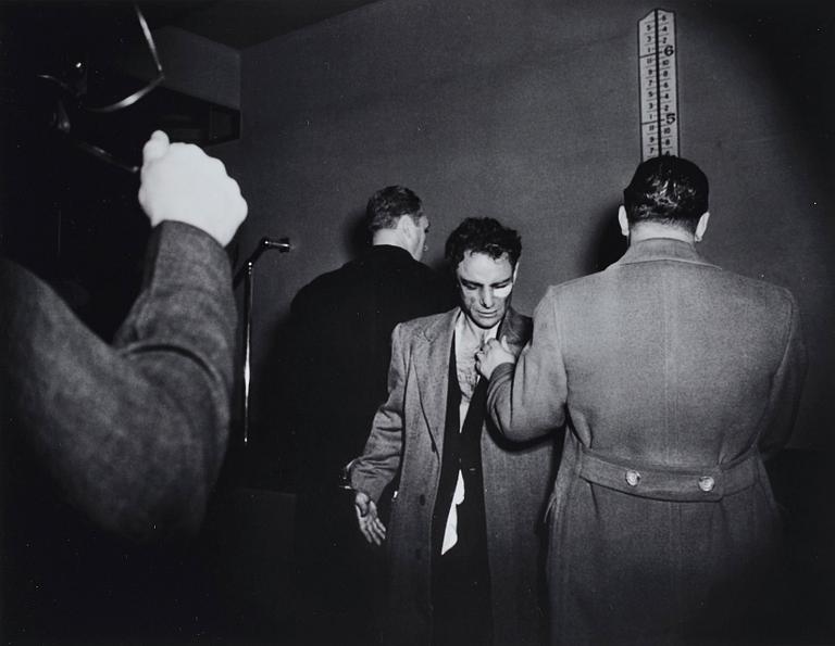 Weegee, "Anthony Esposito, booked on suspicion of killing a policeman, New York, den 16 januari 1941".
