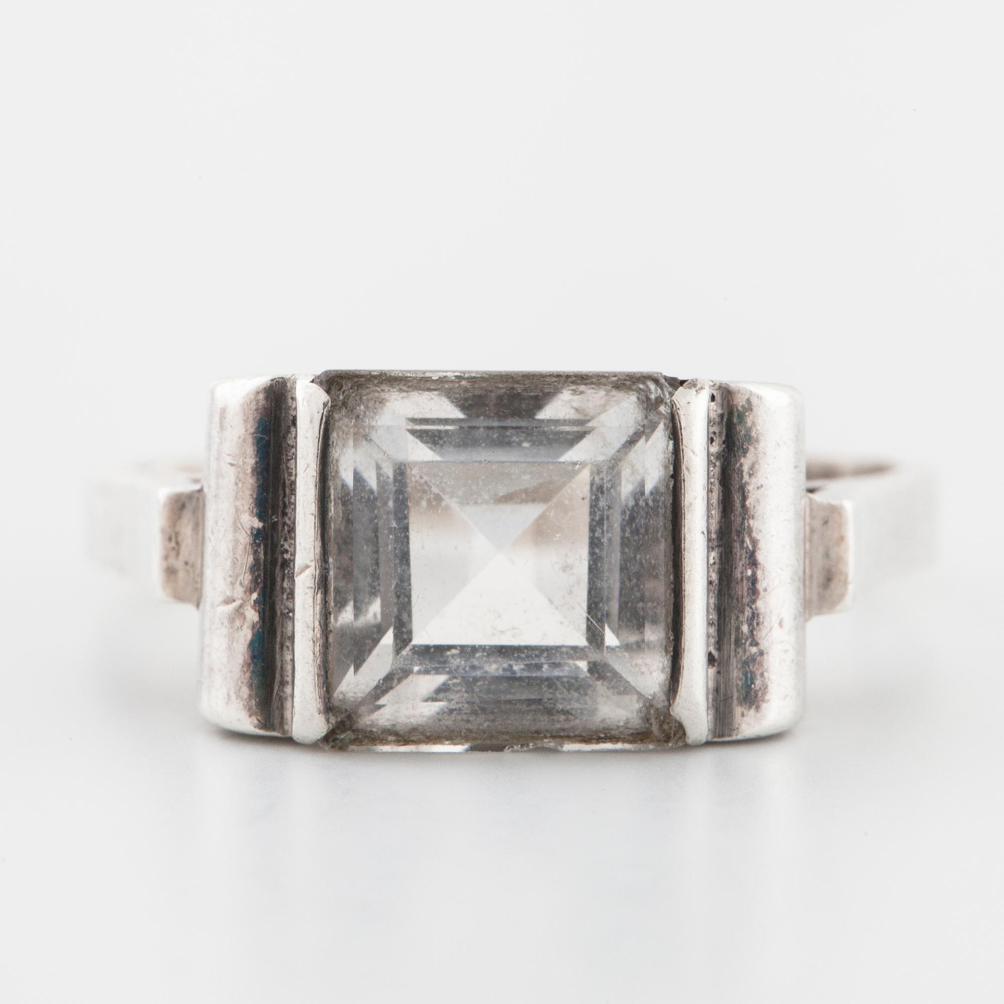 ANDERS HEDLUND, Göteborg, 1950, ring med fasettslipad bergkristall.