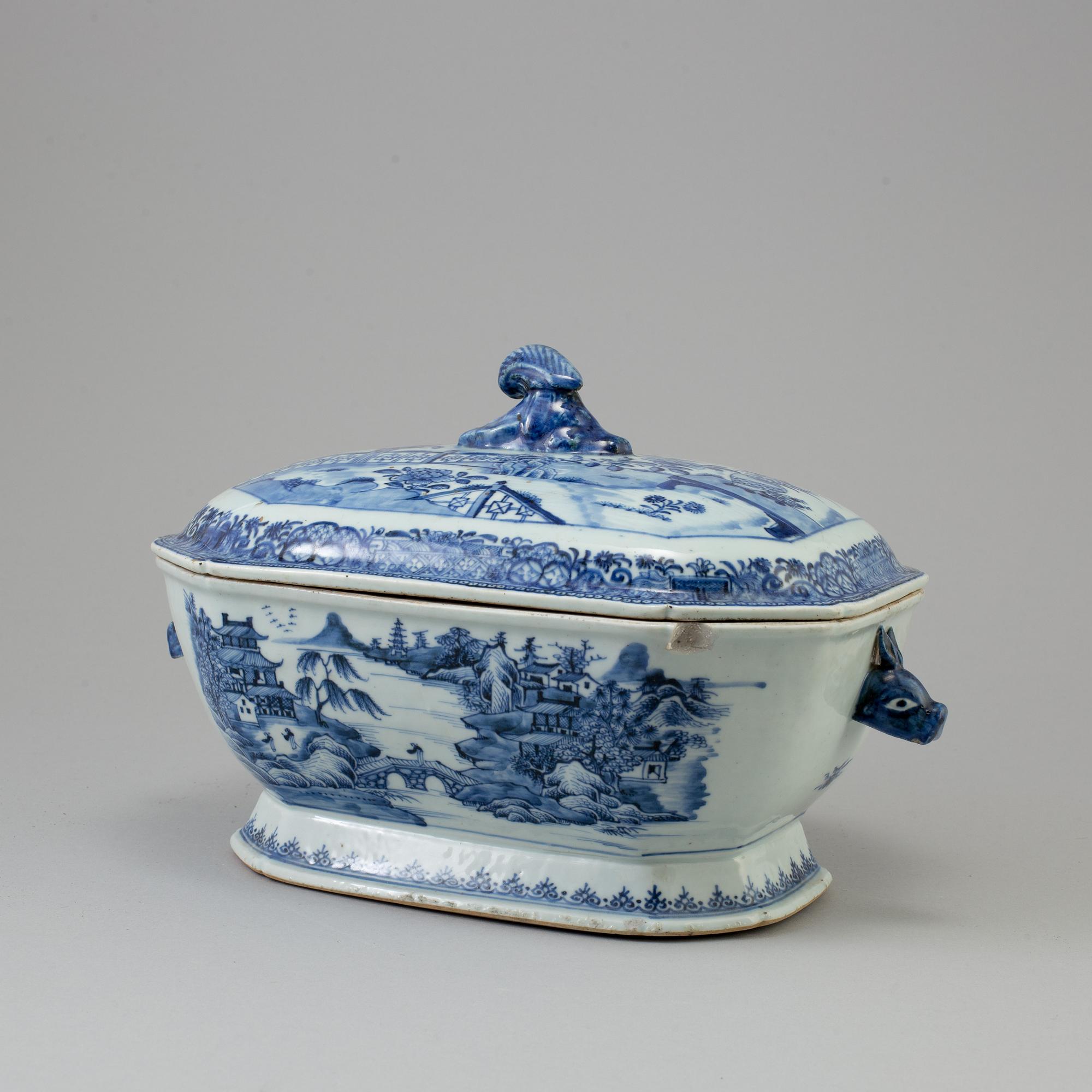 TERRIN med LOCK och FAT, kompaniporslin. Kina, Qingdynastin, Qianlong (1736-95).