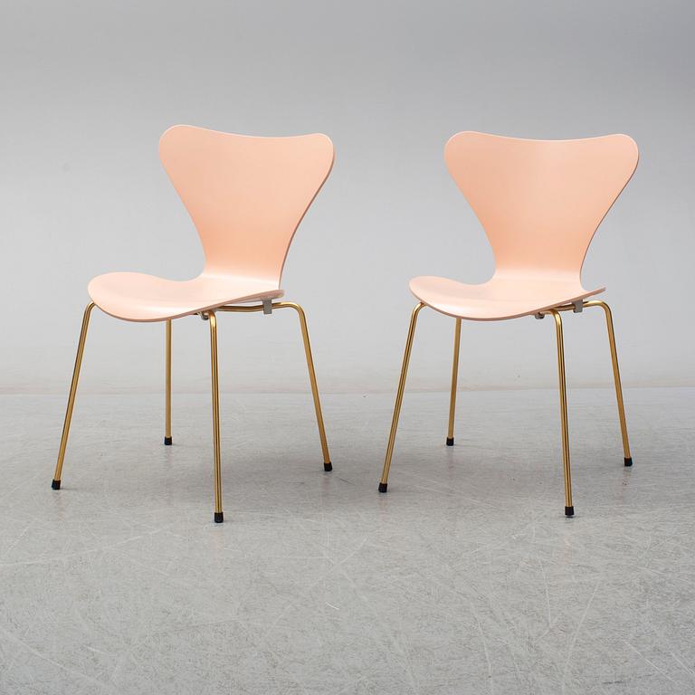 ARNE JACOBSEN, a pair of 'Sjuan' chairs.