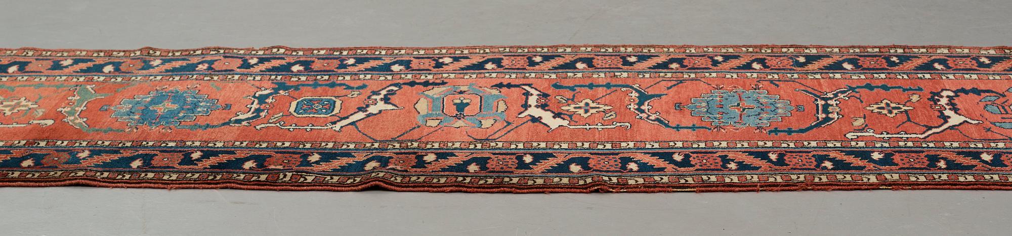 Gallerimatta, antik/semiantik  Västpersisk, ca 321,5  x 91,5-98 cm. (samt kortsidorna med ca 2-3 cm slätväv).