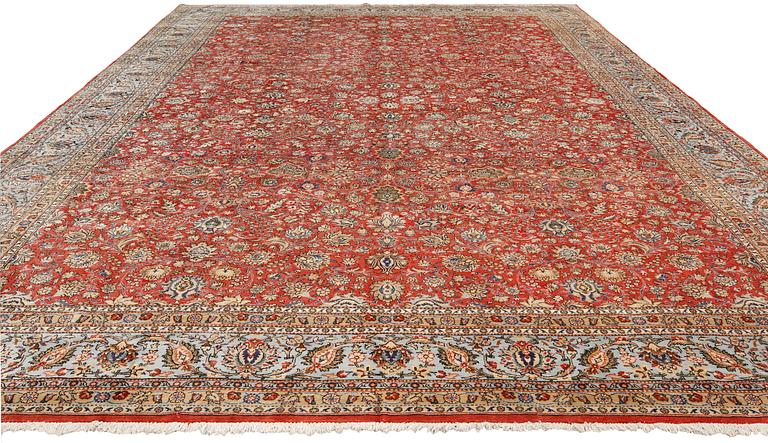A part silk Sarouk carpet, approx. 530 x 365 cm.
