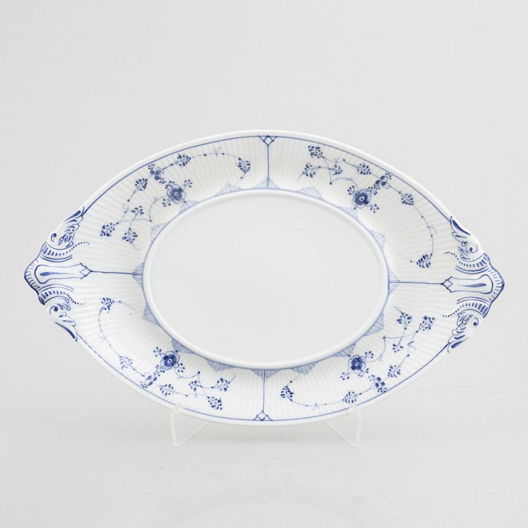 A Royal Copenhagen musselmaalet tureen with cover and stand, plain fluted, 1894-1900. Model 361.