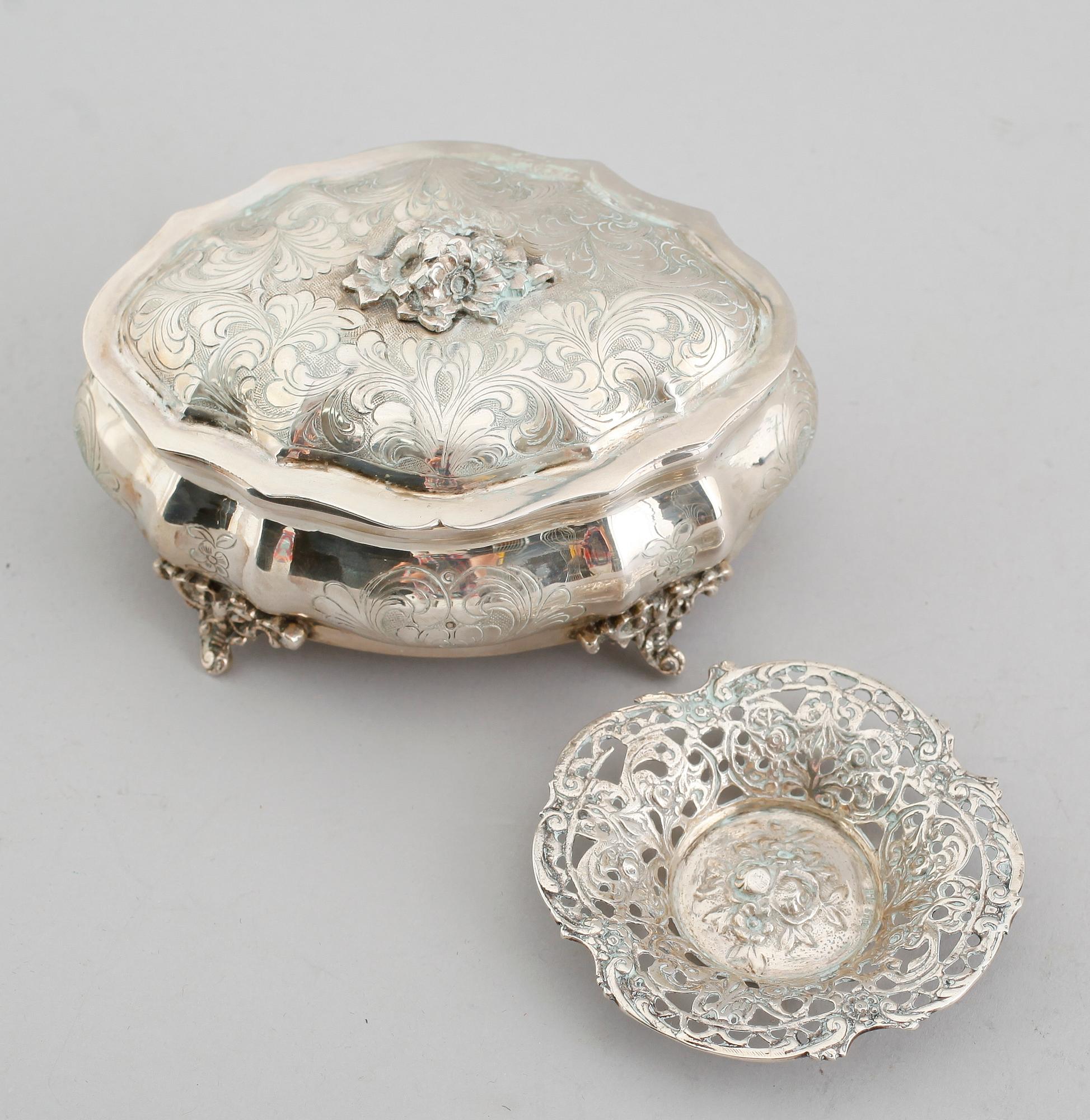 SKRIN SAMT NÅLFAT, silver, 1900-talets mitt. Vikt 277 g.