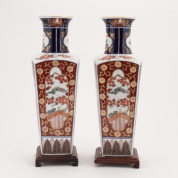 Vaser, ett par, porslin, imari, Japan, 1900-talets senare del.
