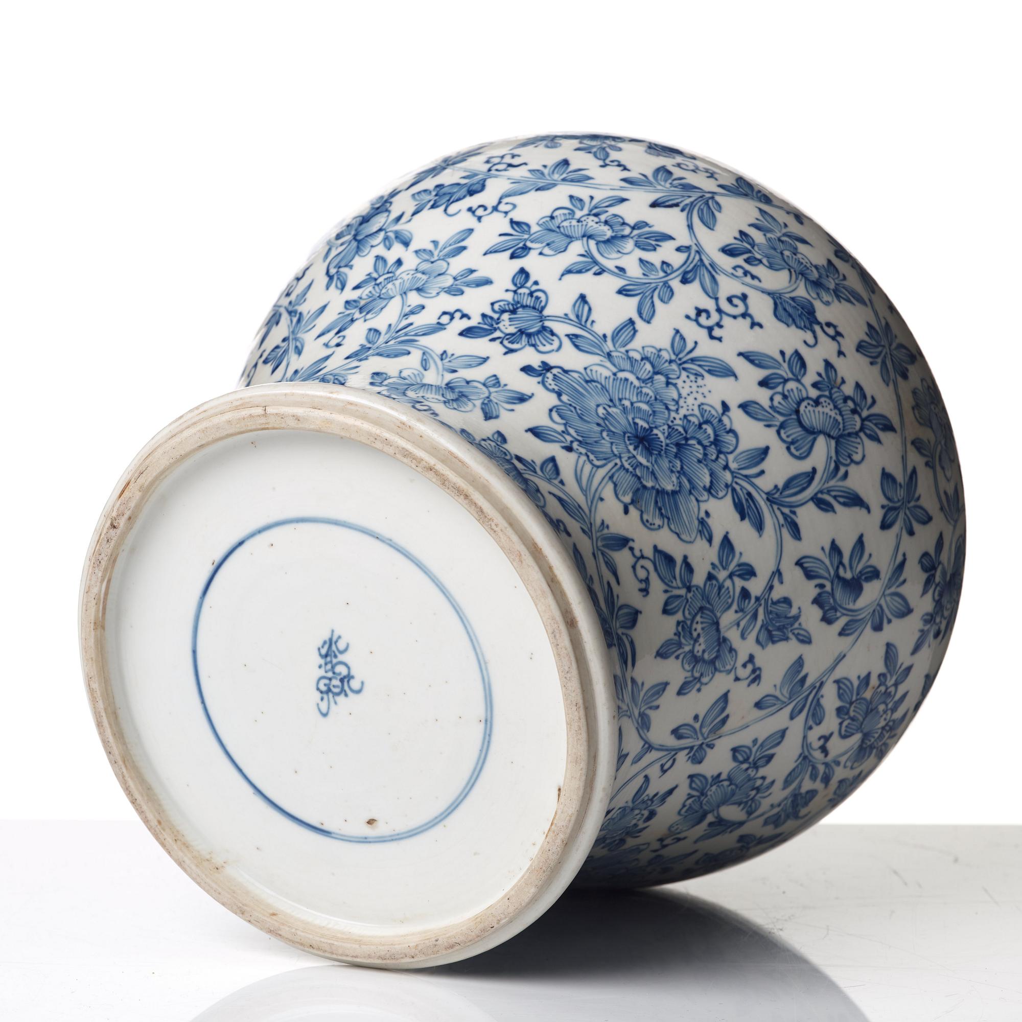 URNA, porslin. Qingdynastin, Kangxi (1662-1722).
