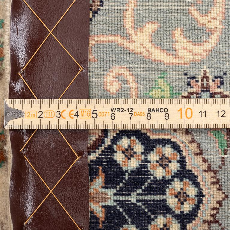 Tabriz carpet, figural, 170 x 115 cm.